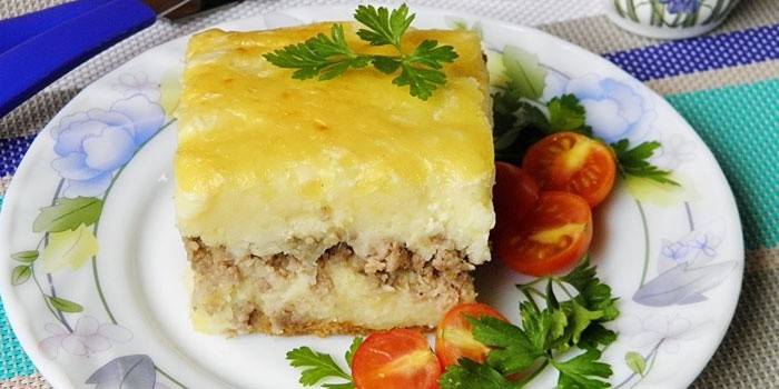 Plasterek tłuczonego ziemniaka i zapiekanka z mięsa mielonego