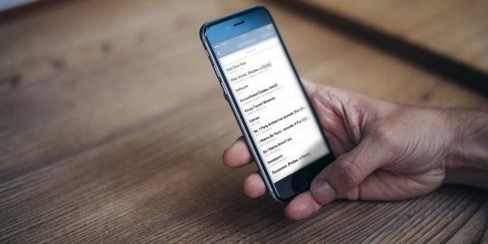 Telefone com uma página aberta do Vkontakte