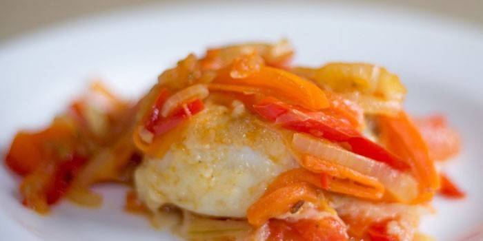 Uma fatia de peixe sob uma marinada de cenoura e pimentão