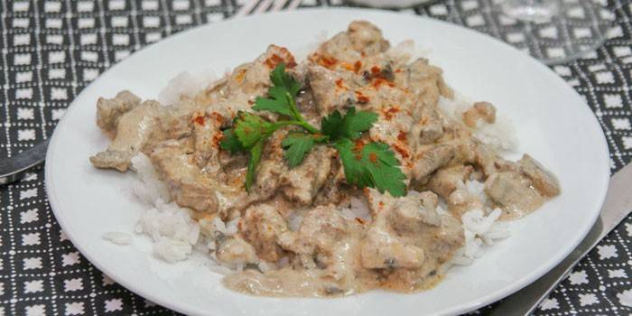 Strogonoff de carne com frango e cogumelos em um molho cremoso com arroz guarnecido