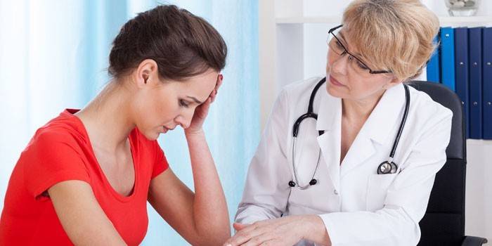 Menina consulta com um médico