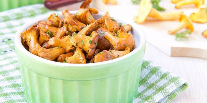 Chanterelles fritos em um prato