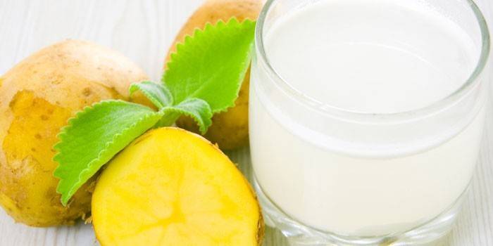 Jugo de papa y papas crudas