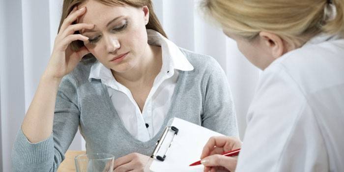 Chica en la consulta con un médico.