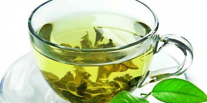 Té verde en una taza