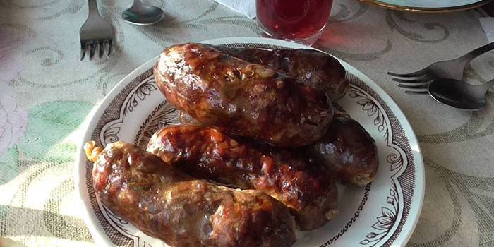 Salchicha casera de ternera en un plato