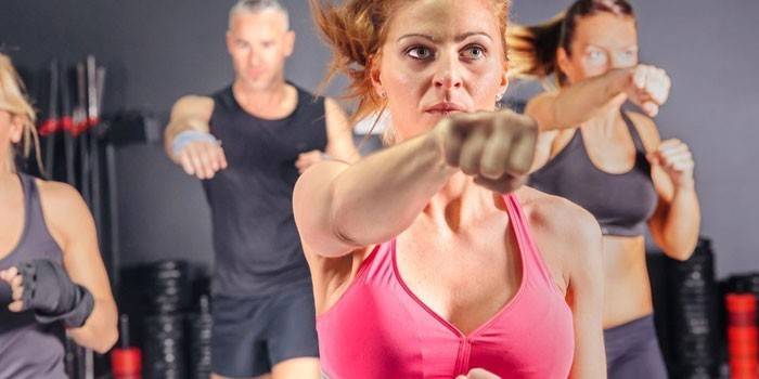 Clase de kickboxing de fitness