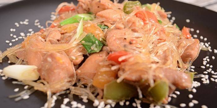 Carne de pollo en rodajas con semillas de sésamo y Funchose