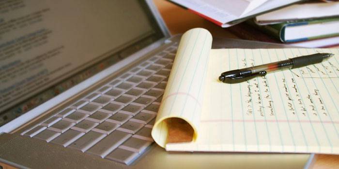 Caderno, caderno e caneta.