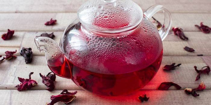 Té de hibisco en una tetera