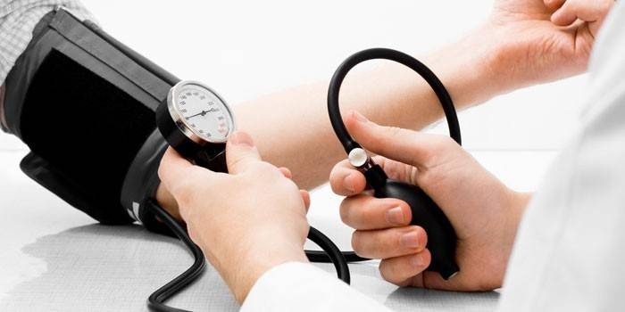Medic meria tlak na pacienta