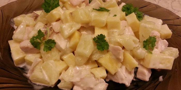 Ensalada de pollo ahumado con piñas en un plato