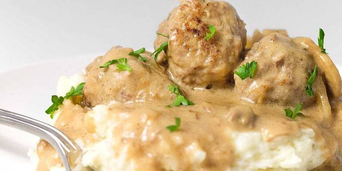 Albóndigas en salsa de crema agria