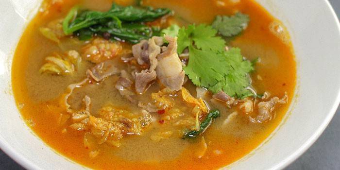 Sopa em um prato com carne de cordeiro