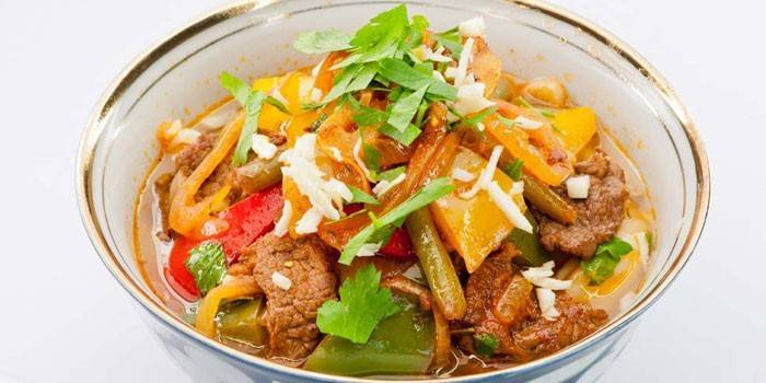 Gotowy lagman w talerzu