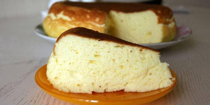 Um pedaço de pudim de queijo cottage em um prato