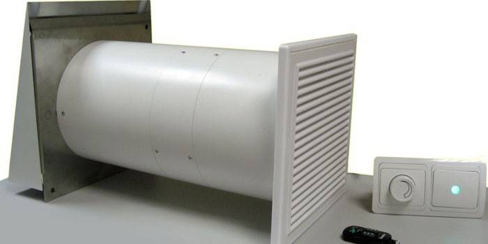Napájací a odsávací ventilátor s rekuperátorom tepla a ovládacím panelom