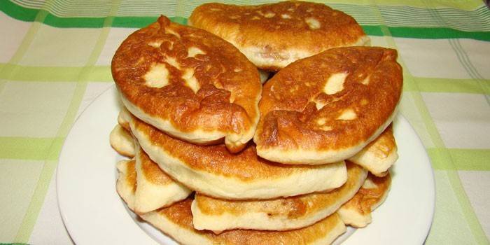 Empanadas fritas con col en un plato
