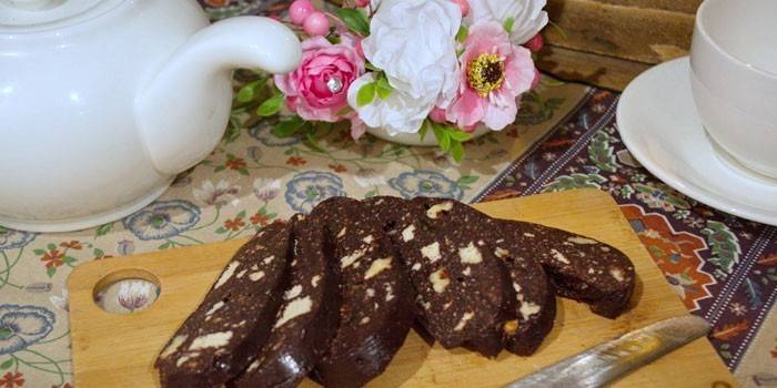 Salsicha de chocolate em uma placa de corte