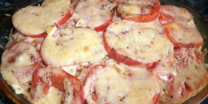 Pasta al horno con tomates bajo una tapa de queso