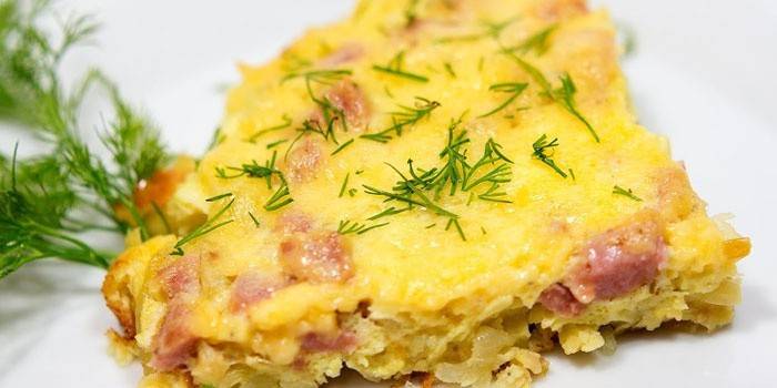 Um pedaço de omelete com salsicha sob uma tampa de queijo