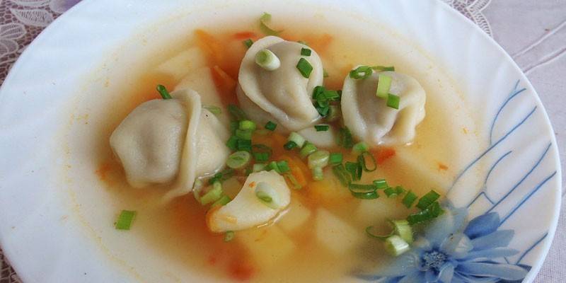 Sopa com bolinhos e batatas