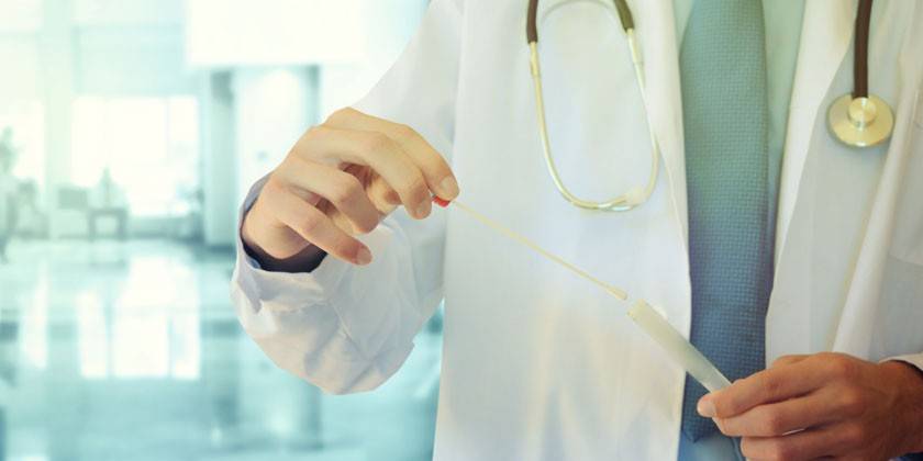 Esfregaço bacteriológico nas mãos de um médico