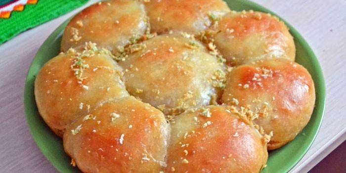 Gotowe pączki z sosem czosnkowym na talerzu