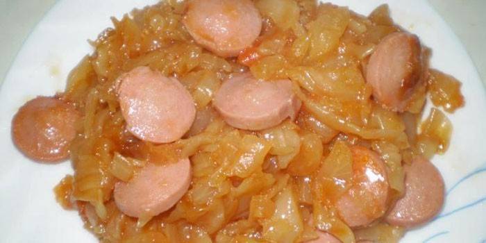 Col estofada con salchichas en un plato