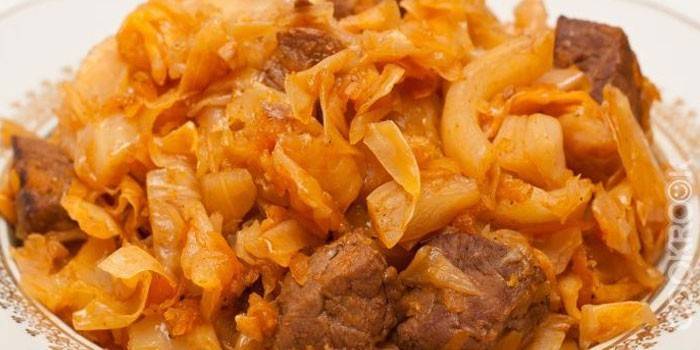 Gotowe duszone ziemniaki z mięsem i kapustą