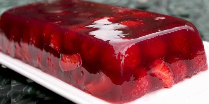 Gelatina de bayas en un plato