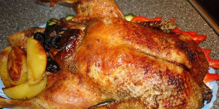 Carcaça de pato recheada com ameixas e fatias de maçã