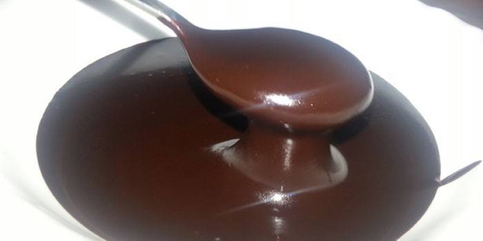 Ganache z ciemnej czekolady w talerzu