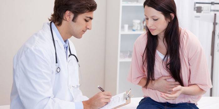 Chica en la consulta con un médico.