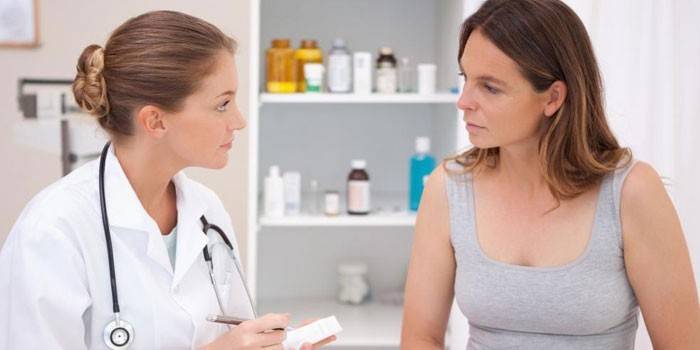 Mujer consulta con un médico