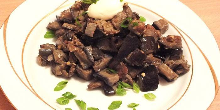 Berinjela frita com alho e cogumelos em um prato