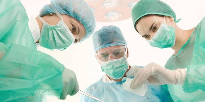 Médicos realizam uma operação