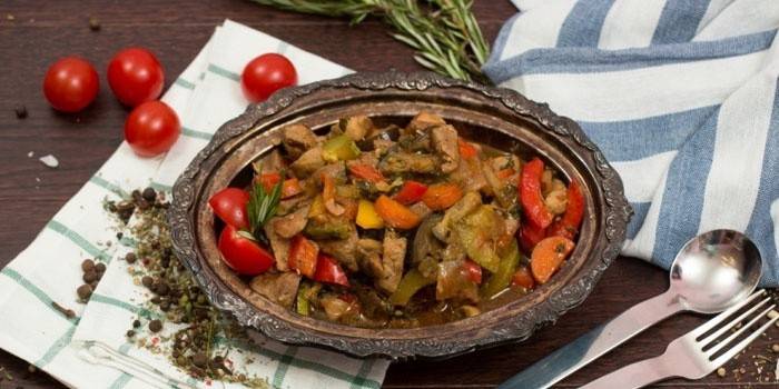 Gulasz z wieprzowiną i warzywami