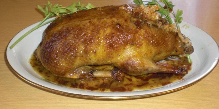 Pato al horno relleno de arroz