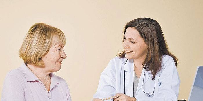 Mulher na consulta do médico