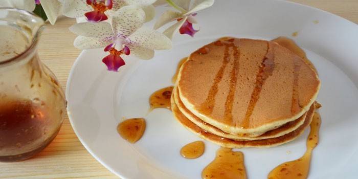 Kéfir panqueques con plátano en un plato