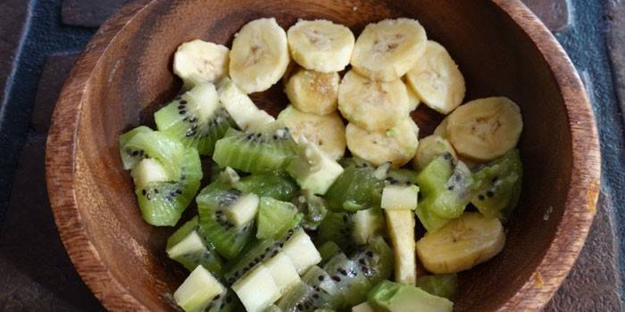 Banana fatiada e kiwi em um prato