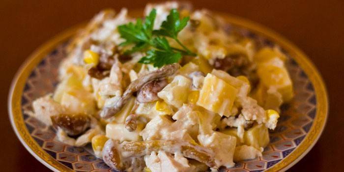 Salada de frango e abacaxi em um prato