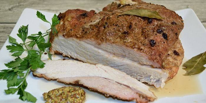 Um pedaço de carne de porco cozida caseira
