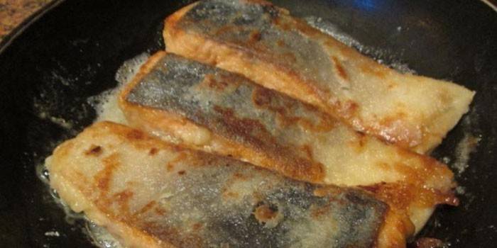 Coho salmón frito en una sartén