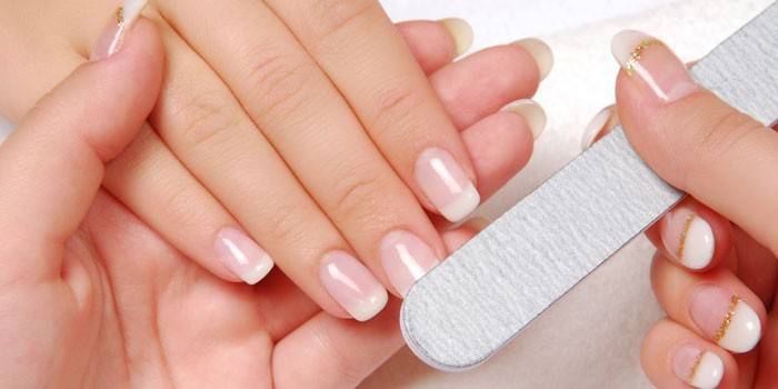 Menina manicure