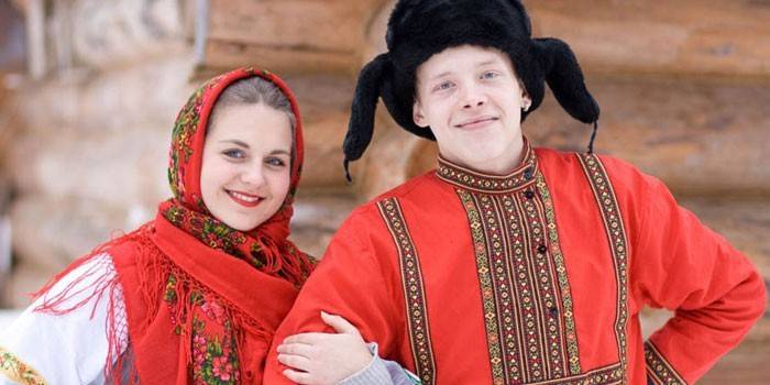 Um cara e uma garota em roupas nacionais russas