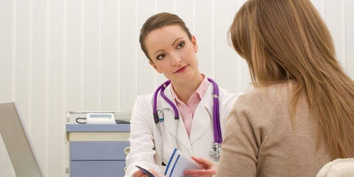 Mulher na consulta do médico