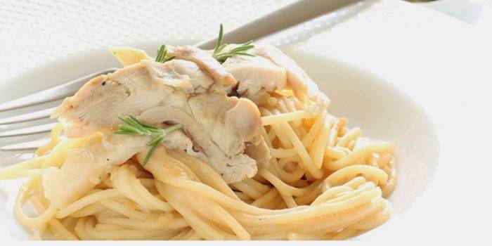 Macarrão com frango em molho cremoso em um prato