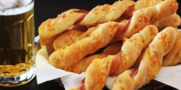 Szklanka piwa i ciasta francuskiego z boczkiem i serem